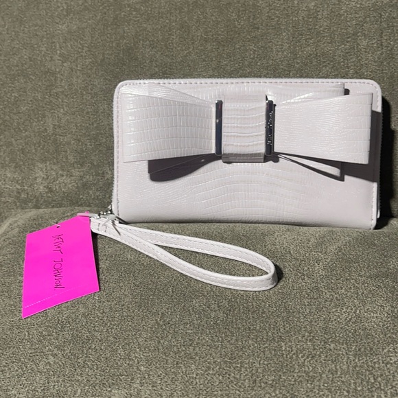 Betsey Johnson Handbags - 🥰🥰Betsey Johnson XOBOW Wallet🥰🥰